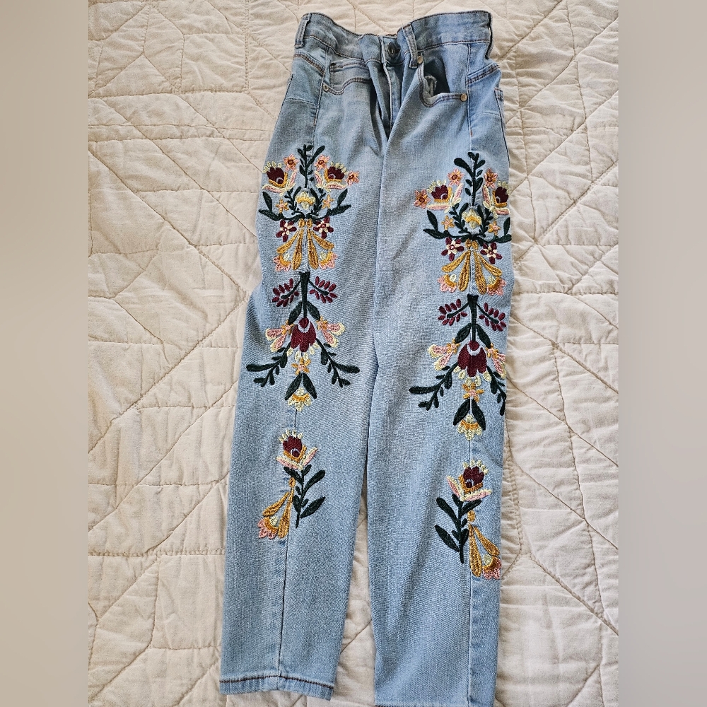 Sandpiper-Floral Embroidered Distressed Jeans- Size 8P - Picture 3 of 9